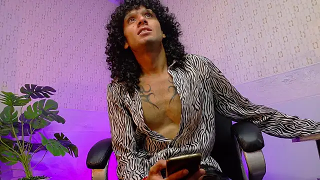 4L3JX élő XXX-chatje