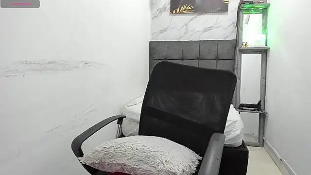 _tinny_jr's Live XXX Chat