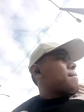 Oscariin96: διαδικτυακό σόου στην κάμερα