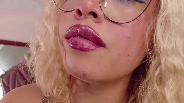 Haelycute's Live XXX Chat