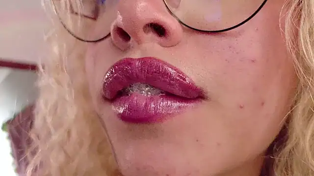 Haelycute's Live XXX Chat