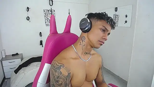 Leonard_Price – Live XXX-chat