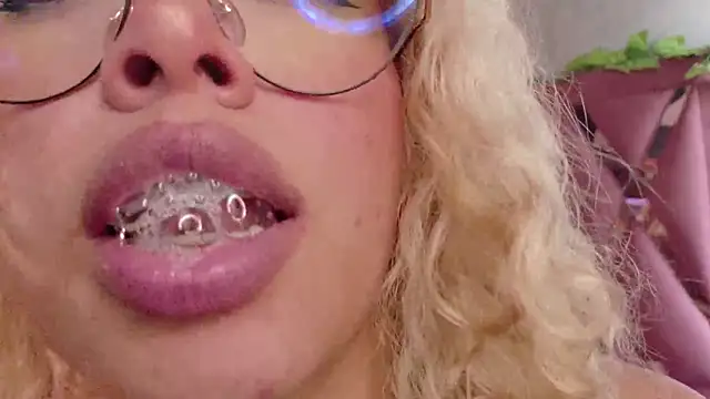 Haelycute's Live XXX Chat