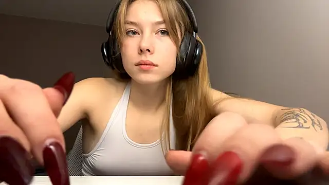 LindyUnderkoffler's Live XXX Chat