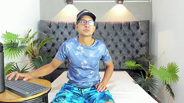 LARRY_VITO: διαδικτυακό σόου στην κάμερα