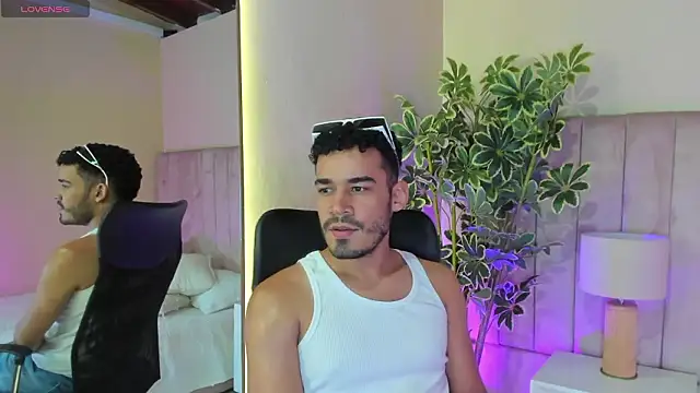 aries_unbound's Live XXX Chat