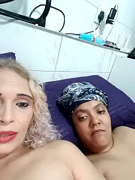 2Juicy_pussy's Live XXX Chat