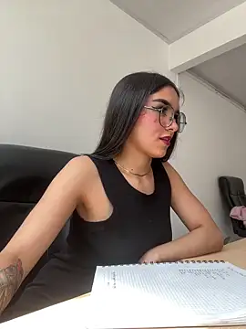 eimi_rosse18 Adlı Modelin Canlı XXX Sohbeti