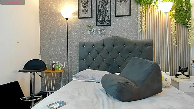 lana_gill1 Show in webcam