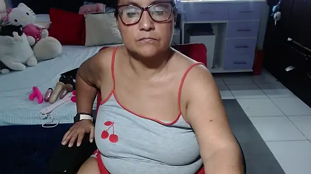 Pokazy przed kamerką – pervert_mommy_