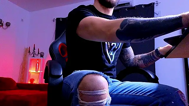 MightyAaron66's Live XXX Chat