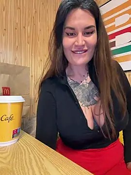 TattooGirlAlia Chat XXX in diretta