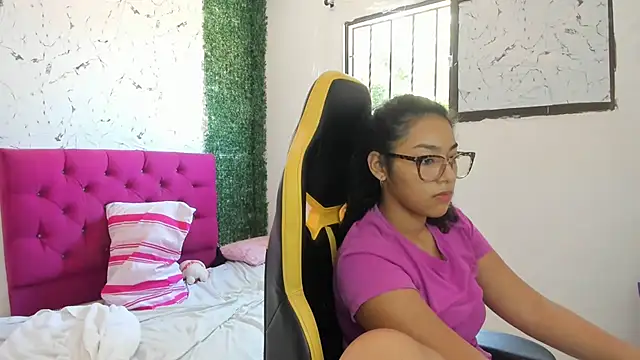 emily_stars1's Webcam Show