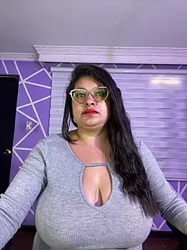 MiiaaJoness' Live XXX Chat