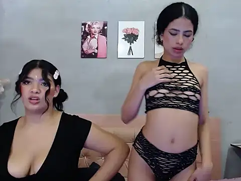 Adut_Akech Pertunjukan Webcam