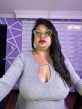 MiiaaJoness Chat XXX in diretta