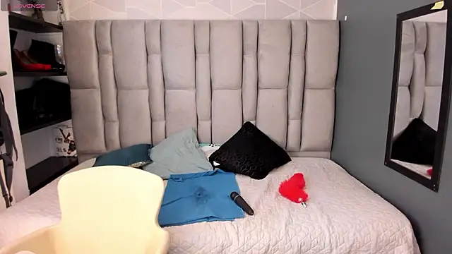 Show modela Charlot_milf na web-kameri