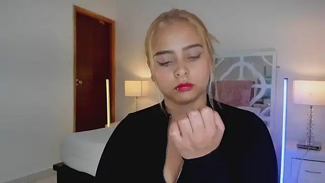 XXX chat uživo modela MikaelaStone