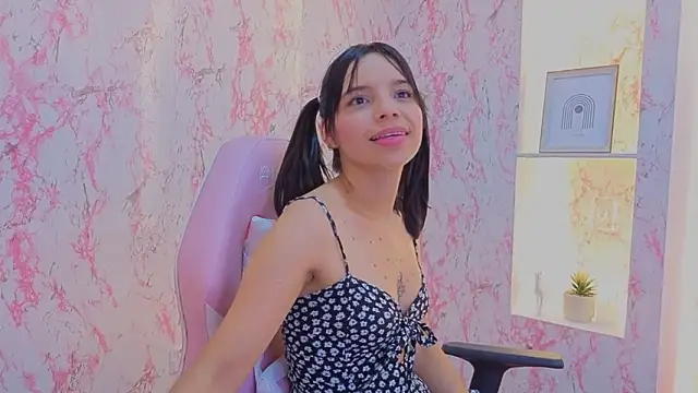 IssaSkinny Chat XXX live