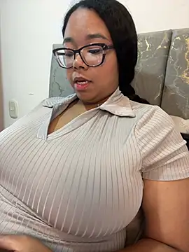 XMara Adlı Modelin Canlı XXX Sohbeti