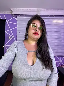 Chatroom XXX en direct de MiiaaJoness