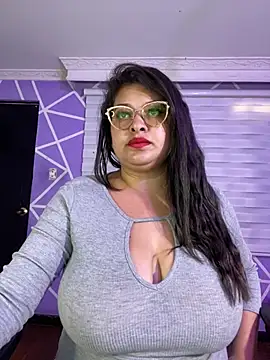 MiiaaJoness' Live XXX Chat