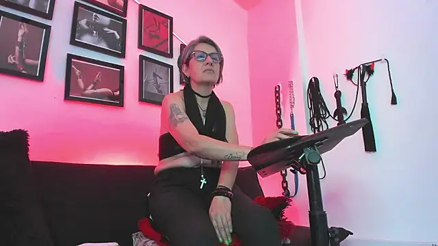 Онлайн чат XXX MistressNyx_cg