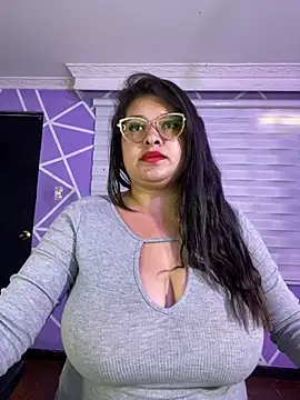 MiiaaJoness' Live XXX Chat