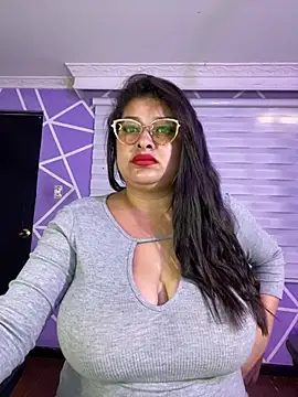 MiiaaJoness' Live XXX Chat