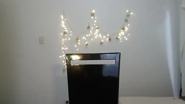 Chat +18 de kyra_fox_ ao vivo