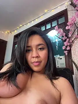 Show modela Esmerald_1111 na web-kameri