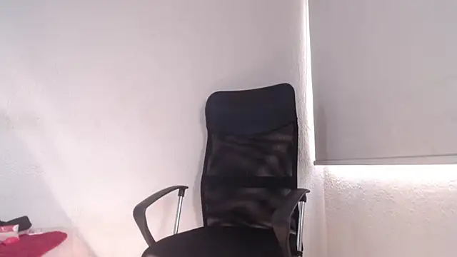 XXX chat uživo modela CarolineAikos