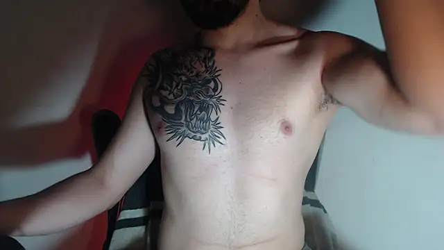 LuciferSantoryu: διαδικτυακό σόου στην κάμερα