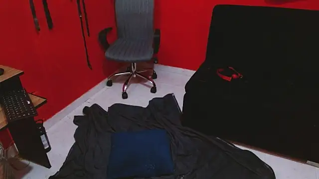 Emily_Slave28 Live XXX-Chat