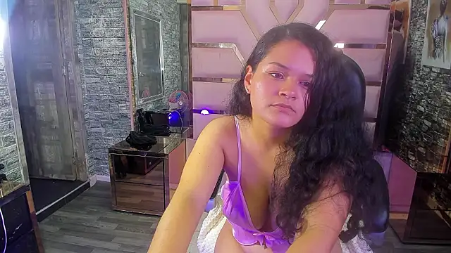 Chat +18 de MichellrouseSg ao vivo