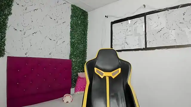 emily_stars1's Live XXX Chat