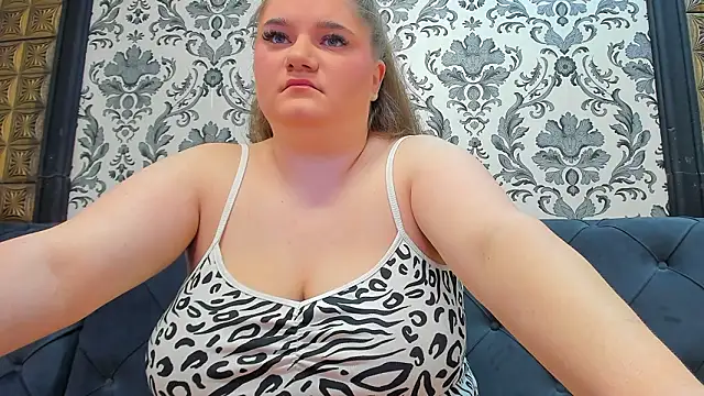 LissaBigTitts' Live XXX Chat