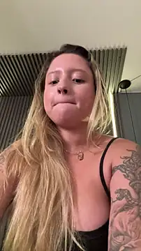 Chat +18 de MiaPetit_ ao vivo