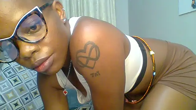 Petite_254 Show in webcam