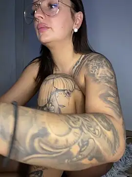 miraa_bellaa Show in webcam