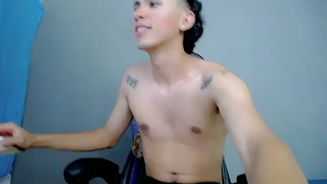 Damien_444: διαδικτυακό σόου στην κάμερα