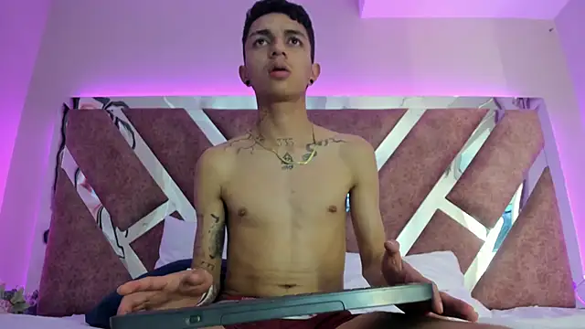 Chatroom XXX en direct de NickandAbby_