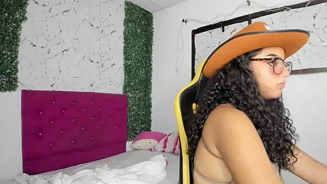 emily_stars1's Live XXX Chat