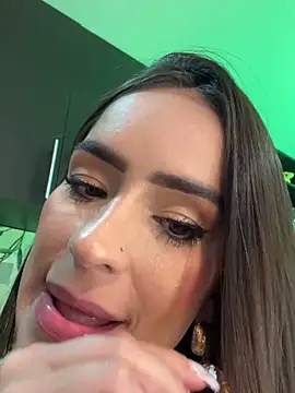 Mau_White Chat XXX in diretta