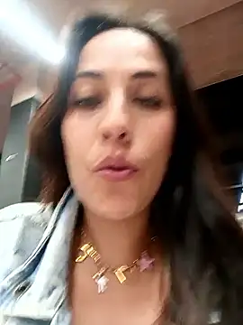 Lena-32のライブXXXチャット