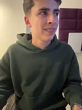 XXX chat uživo modela AdrianRinaldi