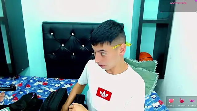 will_and_alex's Live XXX Chat