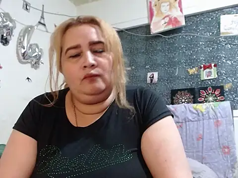 Perla1981-- Live XXX-Chat