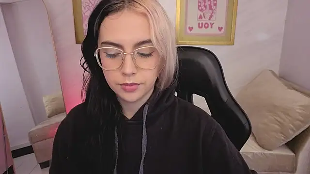 Hela_v Chat XXX in diretta