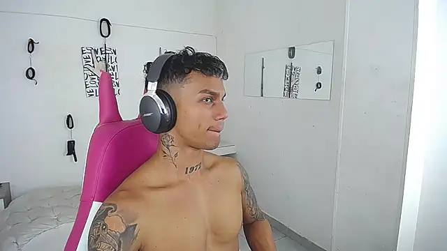 Leonard_Price Live XXX Chat